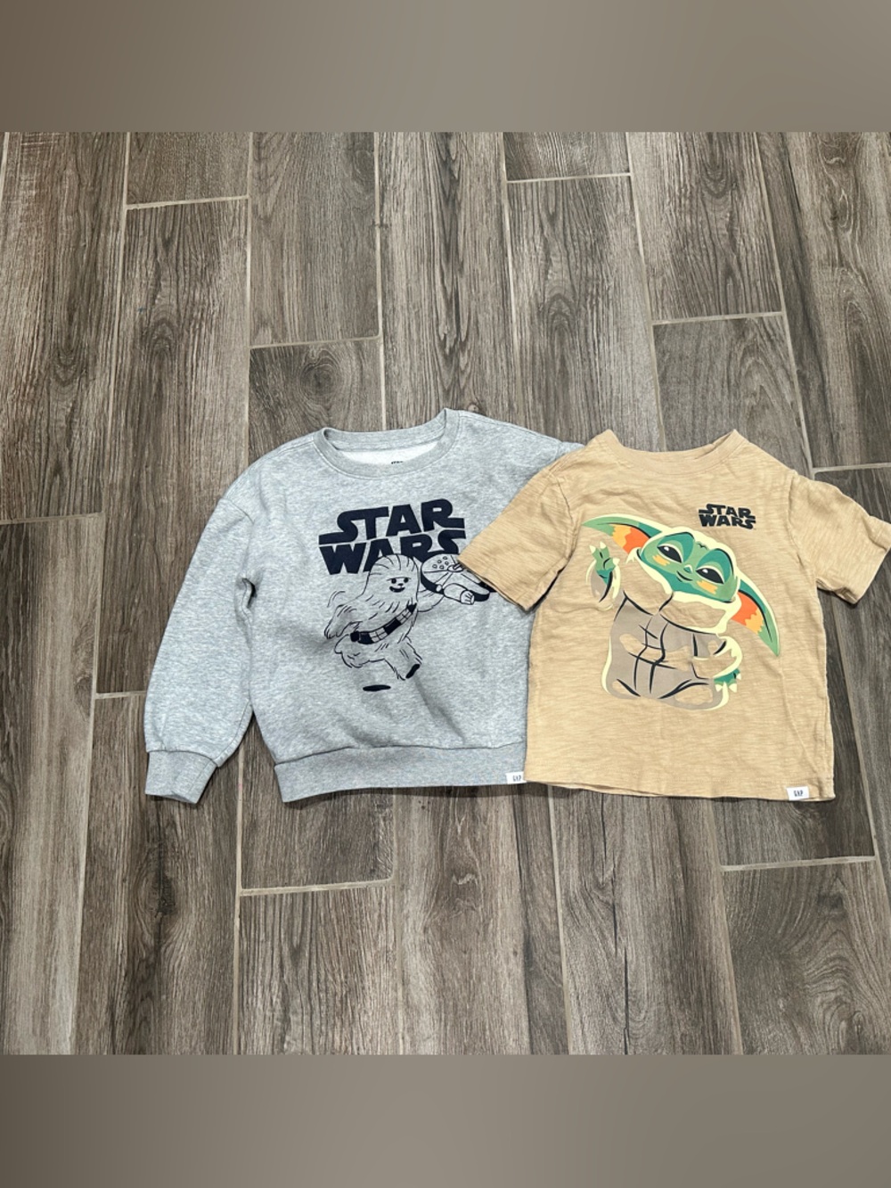 GAP Star Wars Kids Light Gray Sweatshirt & Tan Grogu Tee Set